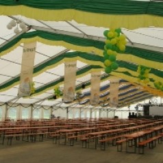 Festzelt: 30 m Breit bis zu 60 m Lang.