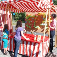 Spickerwerfen / Luftballondarten am nostalgischen Marktstand