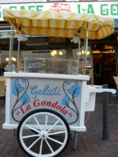 nostalgischer Eiswagen / Eiskarren