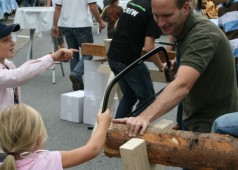 Baumstammsägen / Baumstamm sägen / Wettsägen / Jahrmarkt / Oktoberfest / Timber Sport