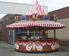 Rundbar / Bar / Theke / Schwanenbar / Nostalgische Bar / Nostalgie / Jahrmarkt / Karussell