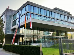 Möbelaufzüge bis 25 Meter Möbelaufzug Möbellift Möbellifte Umzugslift Umzugsaufzug Schrägaufzüge Schrägaufzug Bauaufzug Bauaufzüge Dachdeckeraufzug Dachdeckeraufzüge Aufzug Lift Anhänger Solarlift Photovotaik Flachdachschneider Pappschneider Böcker Paus