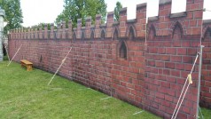 mobiler Zaun, Zaunelemente, Mauern Backstein