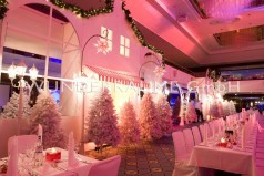 weiße Häuserkulissen