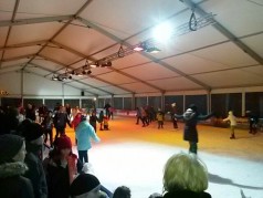 mobile Kunststoffeisbahn von 100 bis 600 m² mieten