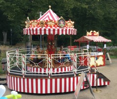 Nostalgie Kinderkarussell mit bis zu 12 Plätzen.