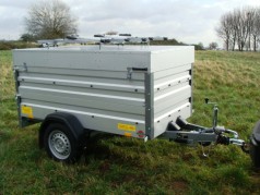 Deckelanhänger / Urlaubsanhänger 850 kg gebremst abschließbar mit 4 Fahrradträgern – 100 km/h