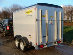 Alu/GfK Kofferanhänger abschließbar doppelachser 2600 kg gebremst Auffahrrampe + Seitentüre 100 km/h