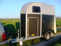 Pferdeanhänger 1,5er Pferdetransporter 1600 kg 3222 x 1302 x 2310 gebremst Sattelkammer 100 km/h