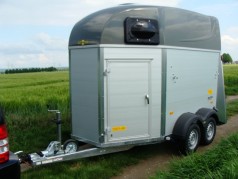 2er Pferdeanhänger 2000 kg gebremst Sattelkammer Servicetüre Panikentriegelung Stangen verstellbar