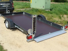 Absenkbarer Autotransporter Kredo 1800 kg gebremst / 100 km/h 3750 x 1800 x 150 mm Nutzlast 1310 kg