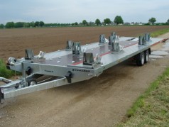 Bis zu 10 Motorräder 3500 kg gebremst 8 m Länge 100 km/h 8000 x 2160 mm Nutzlast ca. 2400 kg
