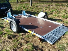 Elektrisch absenkbarer 2er Motorradanhänger gebremst 1400 kg Luftfederung  100 km/h 2700 x 1700 mm