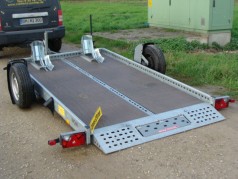 Absenkbarer 2er Motorradanhänger gebremst 1500 kg große Maschinen 100 km/h 3010×1690 Nutzlast 1020kg