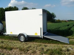 Geschlossener 2er Motorradanhänger 1500 kg gebremst abschließbar auch geeignet für Quad inkl. Wippen