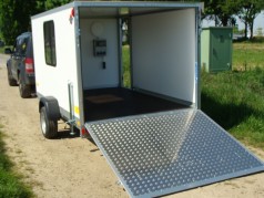 DER CAMPER Kofferanhänger abschließbar einachser 1800 kg AUFFAHRRAMPE SEITENTÜRE FENSTER 3 STECKDOSE