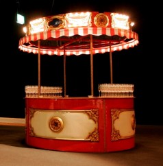 Rundbar / Bar / Theke / Getränkebar / Nostalgische Bar / Nostalgie / Jahrmarkt / Karussell