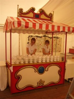 Glühweinstand / Glühwein im Marktstand / Punsch / Kakao / Jahrmarkt / Weihnachtsmarkt