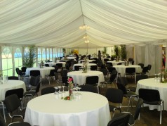 Banketttische, Stehtische und Garnituren auch mit Tischwäsche oder Hussen E-Mail: info@party-as.com