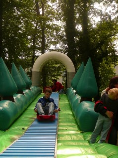 Rollenrutsche / Rollenbahn / Schlittenbahn / Rutsche / Bobbahn / Rodelbahn / Schlitten / Hüpfburg