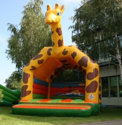 Hüpfburg Giraffe