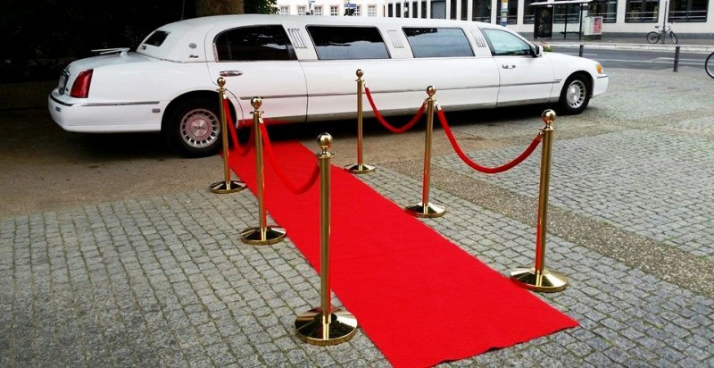 Stretchlimousine mit rotem Teppich, roter Teppich Stretchlimousine mit rotem Teppich, roter Teppich