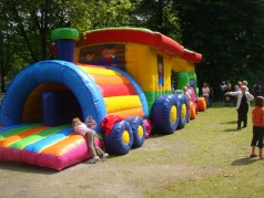 Hindernisbahn Zug / Hindernisparcour / Hindernis / Hüpfburg / Parcour