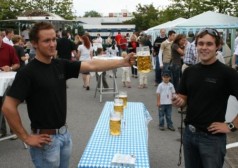 Maßkrugstemmen / Masskrug heben / Maßkrug stemmen / Oktoberfest / halten