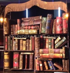 Bücherregal mit XXL Büchern