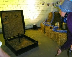 Hufeisenwerfen / Hufeisen werfen / Wurfspiel / Oktoberfest / Jahrmarkt / Volksfest