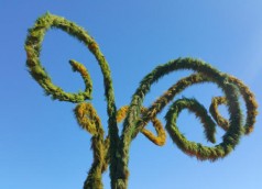 Wonderland, Gras riesig, für Riesenblumen