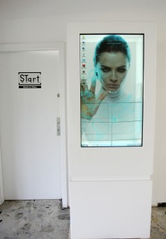 Interaktive Vitrine mit transparenten Touchscreen Fenster