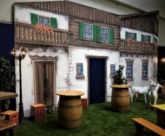 Alpenland Hausfassade Kulisse