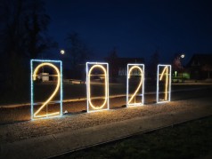 beleuchtete Zahlen – Jahreszahl – Jubiläum . Lichtdekoration – Illumination