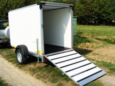 Geschlossener 1er Motorradanhänger 1300 kg gebremst abschließbar inkl. Wippe 100 km/h 2600x1350x1500