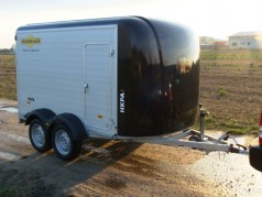 Geschlossener 2er Koffer Motorradanhänger 2600 kg abschließbar, gebremst, Auffahrrampe + Seitentüre