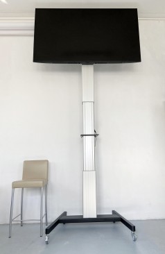 80 Zoll Monitor mit elektrisch höhenverstellbarer Standsäule