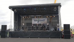 So einfach wie genial, Sie brauchen nur eine einzige Person für den Aufbau. Ein ideales Bühnensystem