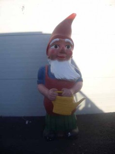 Gartenzwerg mit Gießkanne, Wicht, Wichtel, Kanne, Gartendeko, Gartendekoration, Zwerg, Garten