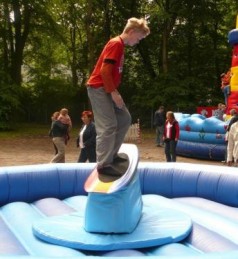 Surfsimulator / Wellenreiten / Rodeo Surfer / Bullriding /