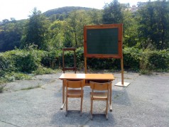 Schreibtisch und Schreibtischstuhl – Klassenzimmer, Stuhl, Tisch