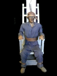 Elektrischer Stuhl mit Opfer drauf , Halloween Dekorationen