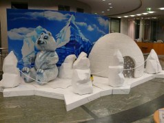 Eiswelt mit Iglu und Eisbär , Winter Weihnachten Dekoration , Weihnachtsmarkt