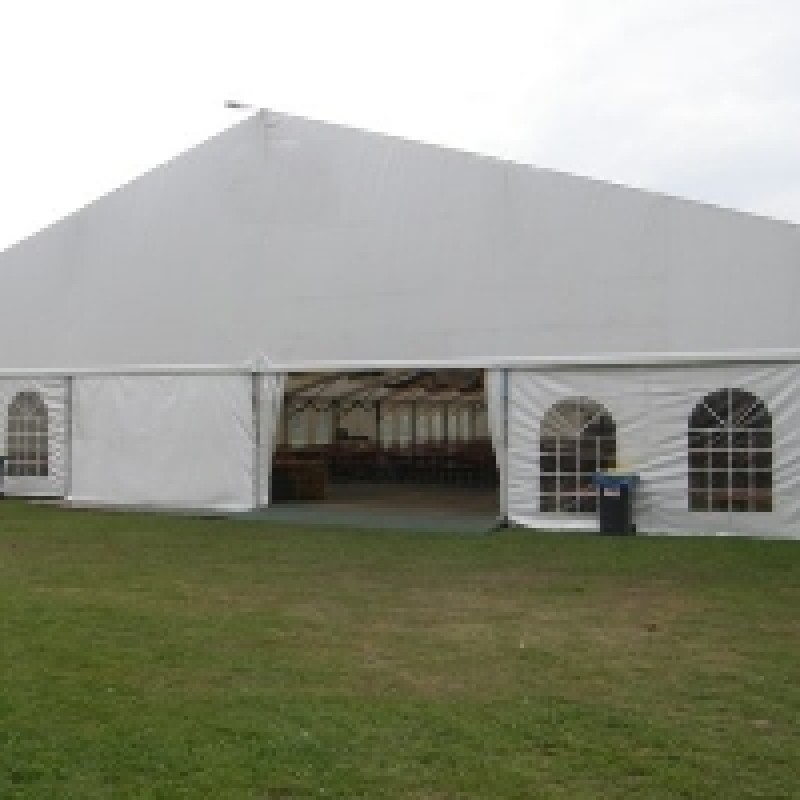 Festzelt: 30 m Breit bis zu 60 m Lang. – 2