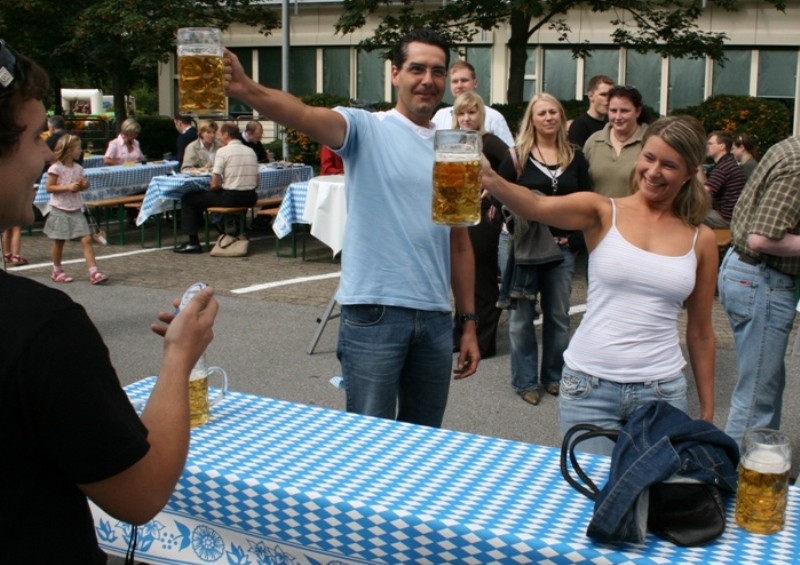 Maßkrugstemmen / Masskrug heben / Maßkrug stemmen / Oktoberfest / halten – 2