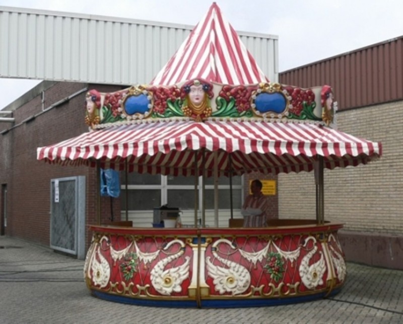Rundbar / Bar / Theke / Schwanenbar / Nostalgische Bar / Nostalgie / Jahrmarkt / Karussell 