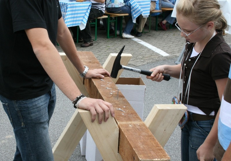 Nagelbalken schlagen / Nagel versenken / Nageln / Oktoberfest / Jahrmarkt