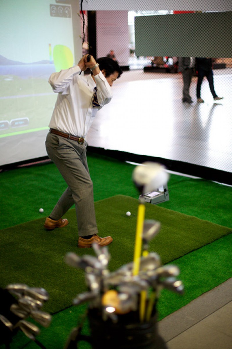 Golf Simulator mit High Speed Kamera - Golfsimulator für Golfevent - Golfautomat  - Indoorgolf -  Golfturnier - Golfen bei Events    – Thumbnail 6