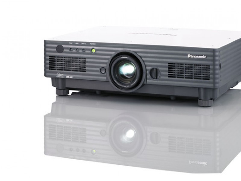 Panasonic PT-D 5700E Beamer / DLP-Projektor