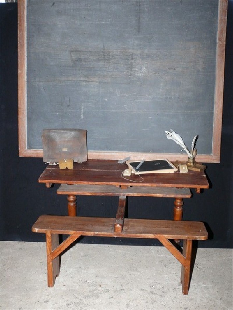 Schule um 1900 ,  Schulbänke , Schultaschen – 2